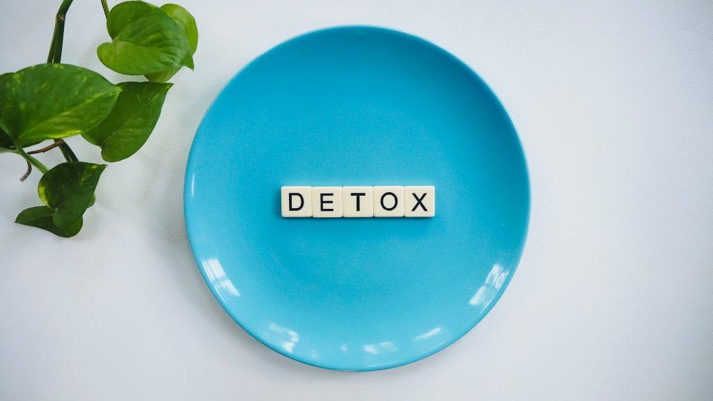 blue plate with letters spelling out detox